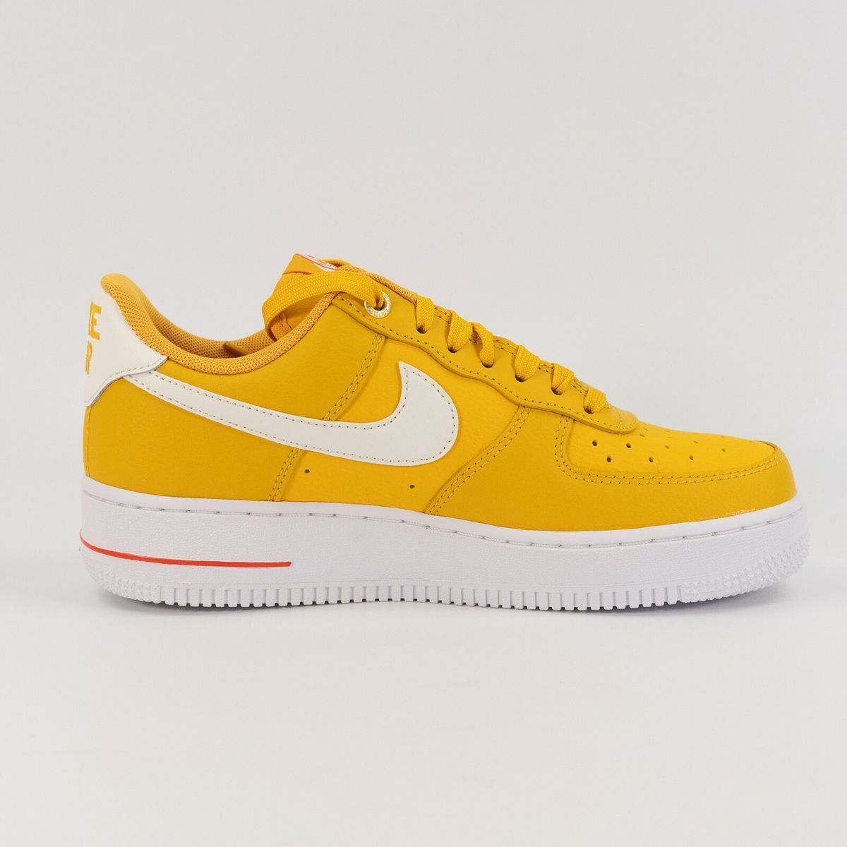 Кросівки жіночі Nike W Air Force 1 '07 SE Yellow Ochre DQ7582-700, 38.5, В наявності, доставка 1-2 дні