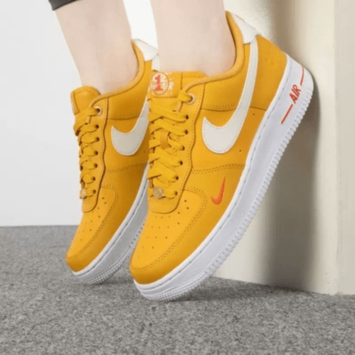 Кросівки жіночі Nike W Air Force 1 '07 SE Yellow Ochre DQ7582-700, 38.5, В наявності, доставка 1-2 дні