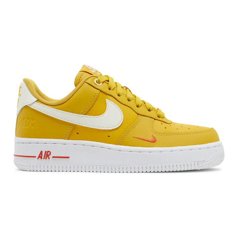 Кросівки жіночі Nike W Air Force 1 '07 SE Yellow Ochre DQ7582-700, 38.5, В наявності, доставка 1-2 дні