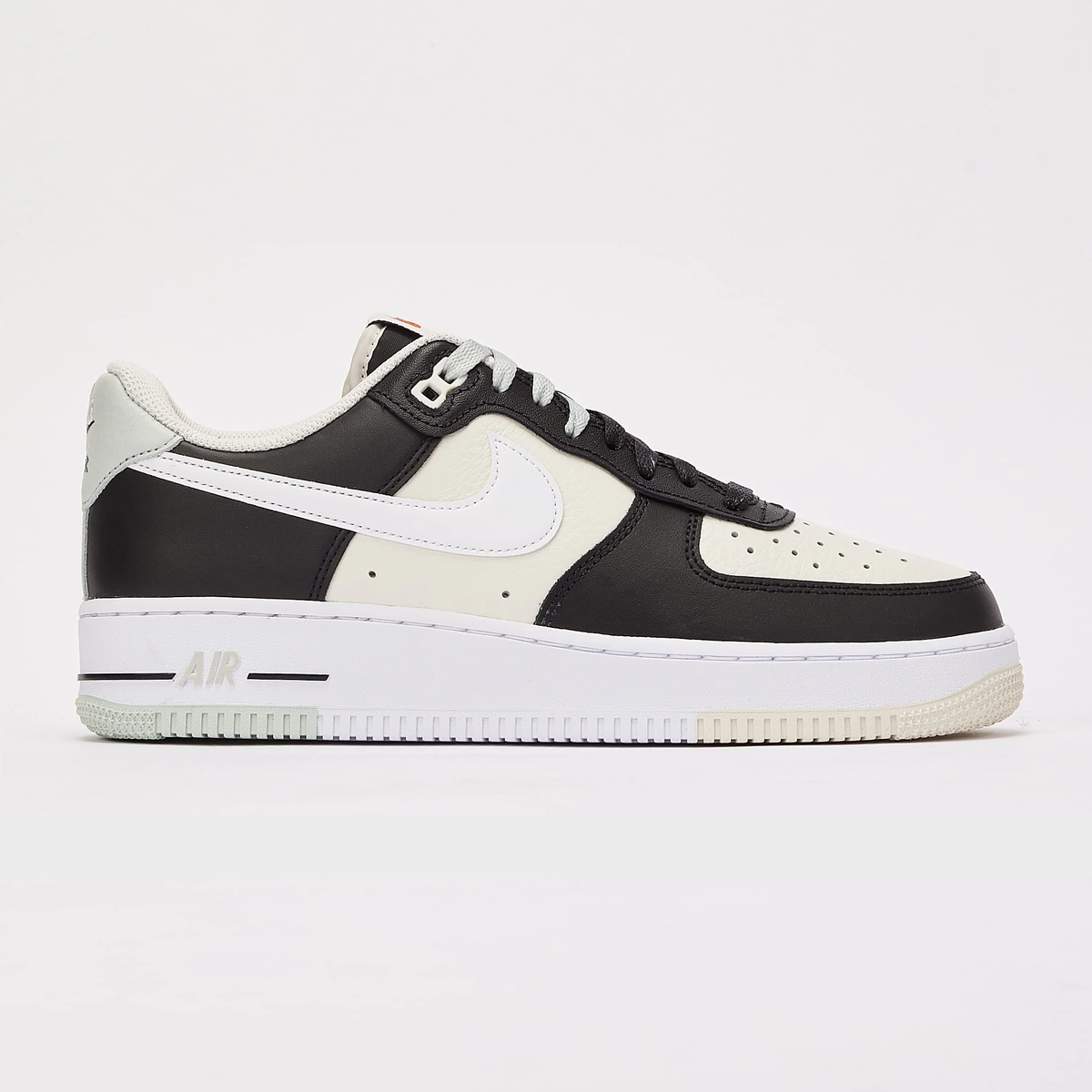 Кросівки чоловічі Nike Air Force 1 '07 LV8 Black White FD2592-002, 46, В наявності, доставка 1-2 дні