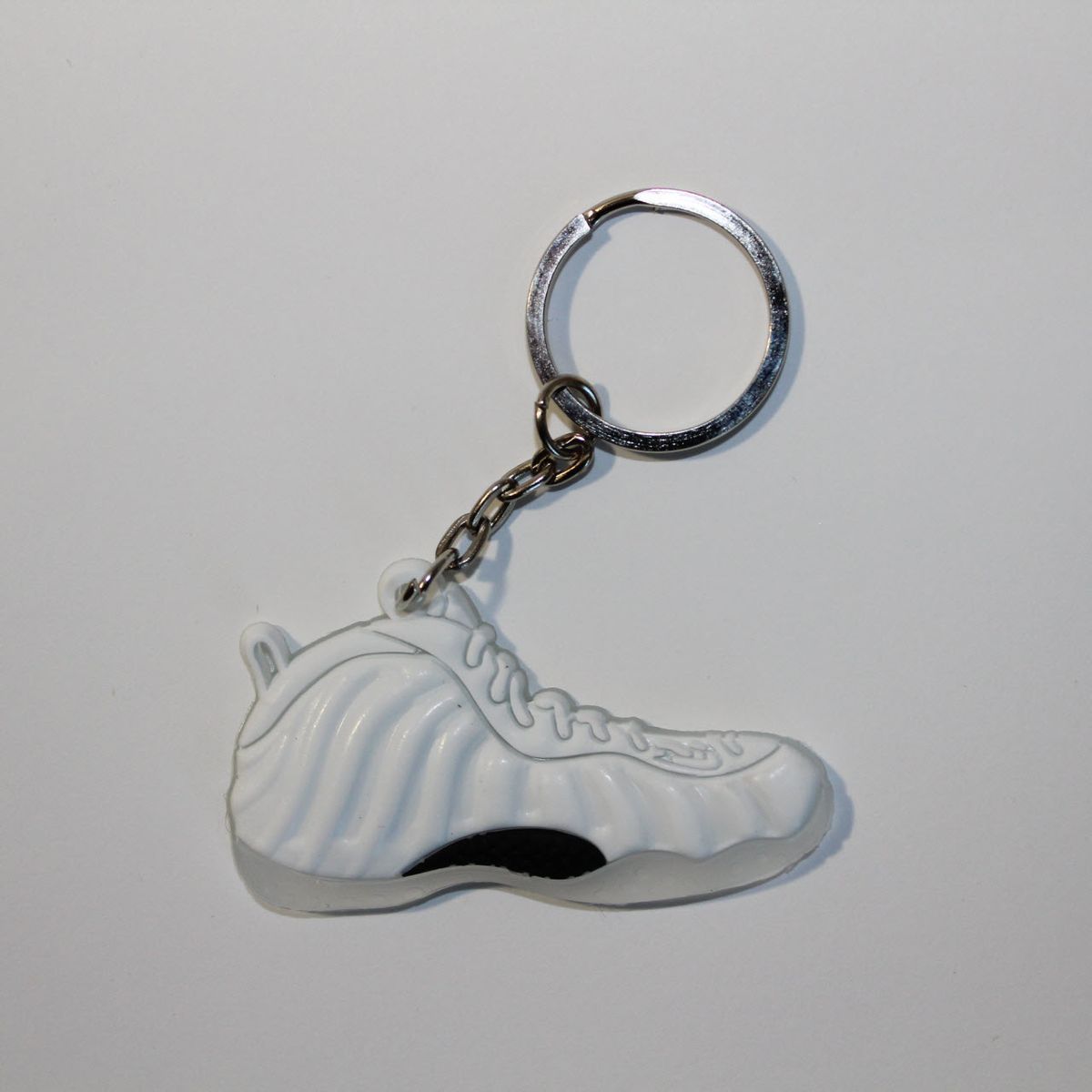 Брелок Nike Air Foamposite One White, OneSize (універсальний), В наявності, доставка 1-2 дні
