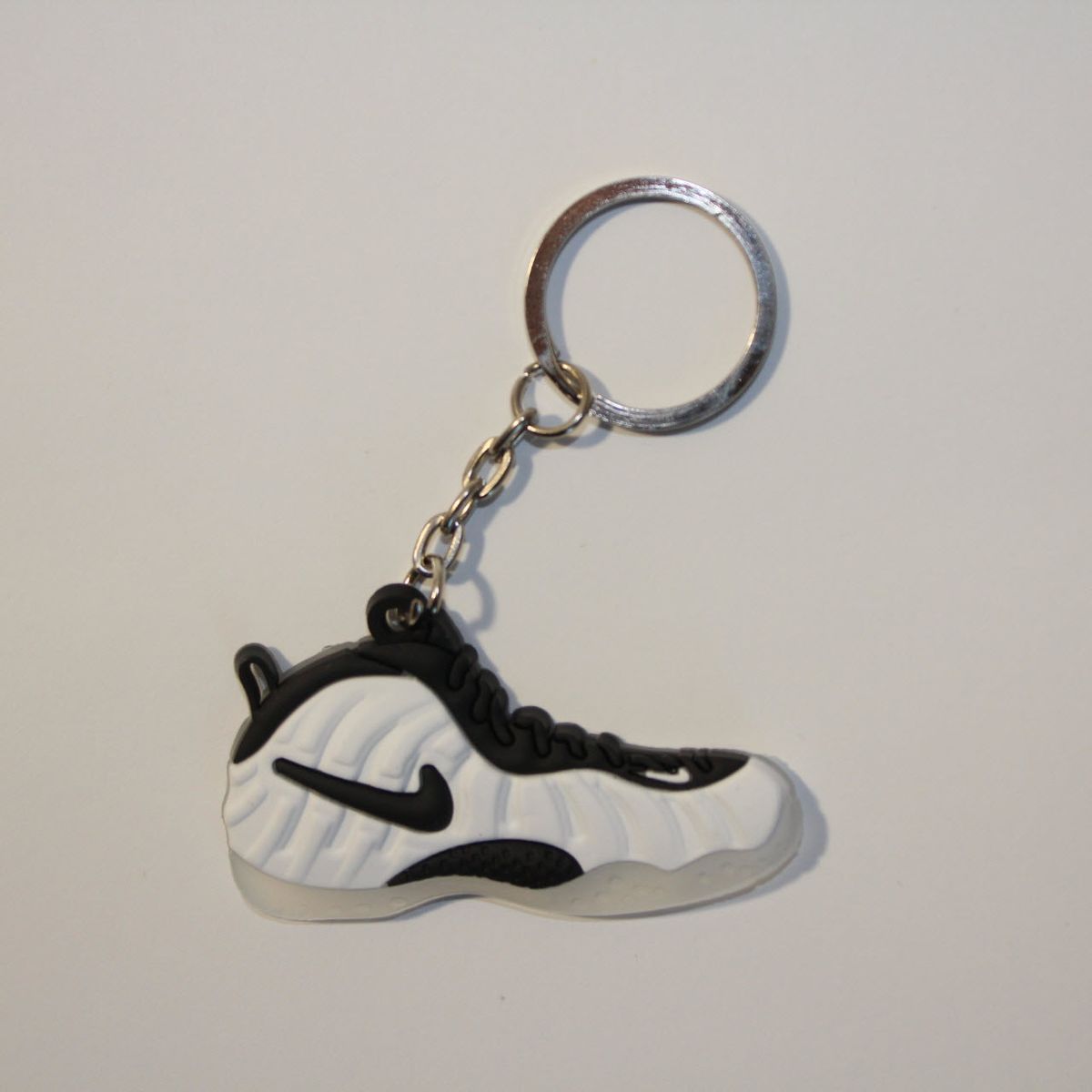 Брелок Nike Air Foamposite One White Black, OneSize (універсальний), В наявності, доставка 1-2 дні