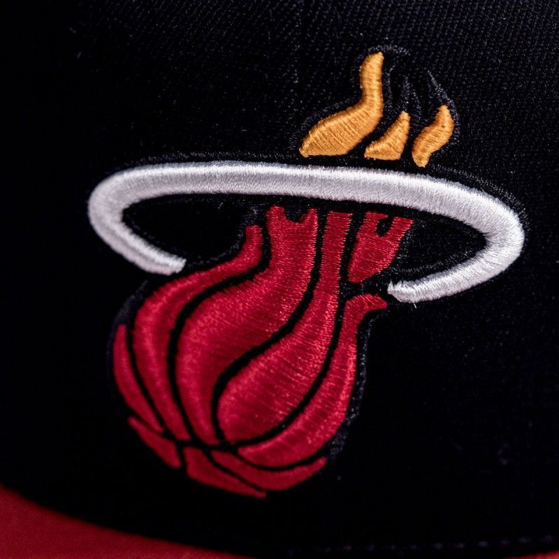 Кепка снепбек Mitchell & Ness NBA Wool 2 Tone Stretch Snapback Miami Heat Black Red 6HSSMM19362-MHEBKRD, OneSize (універсальний), В наявності, доставка 1-2 дні